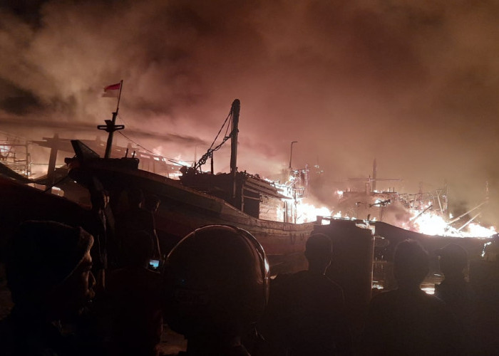 Belasan Kapal di Pelabuhan Jongor Kota Tegal Terbakar