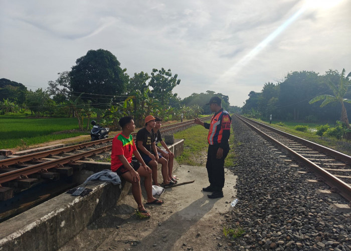 Membahayakan, Warga Dilarang Ngabuburit di Atas Jalur Rel Kereta Api