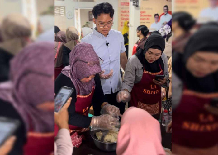 Ibu Rumah Tangga di Tegal Dilatih Bikin Brownies Singkong dan Manfaatkan AI untuk Berjualan Online