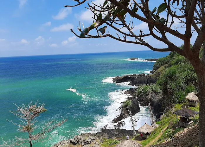 Panduan Roadtrip Jalur Selatan Jawa Tengah, Eksplor Keindahan Alam dari Gunung sampai Pantai