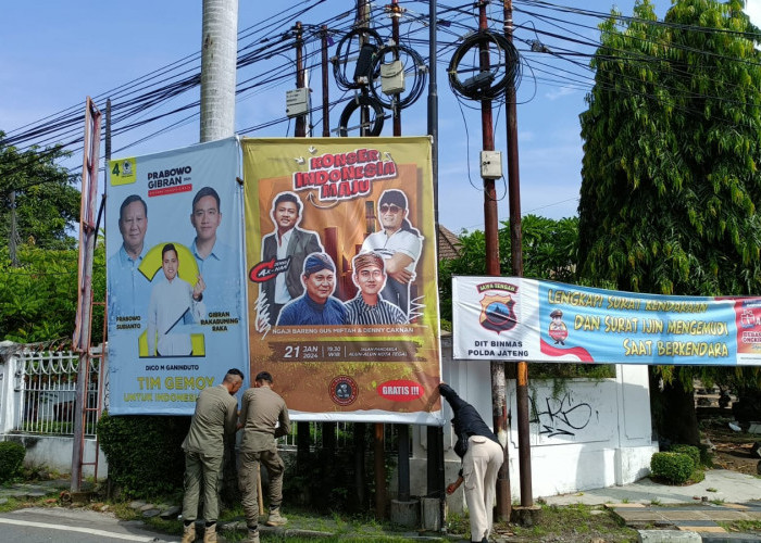 Masuk Masa Tenang Pemilu 2024, Bawaslu dan Petugas Gabungan Beredel APK di Tegal 