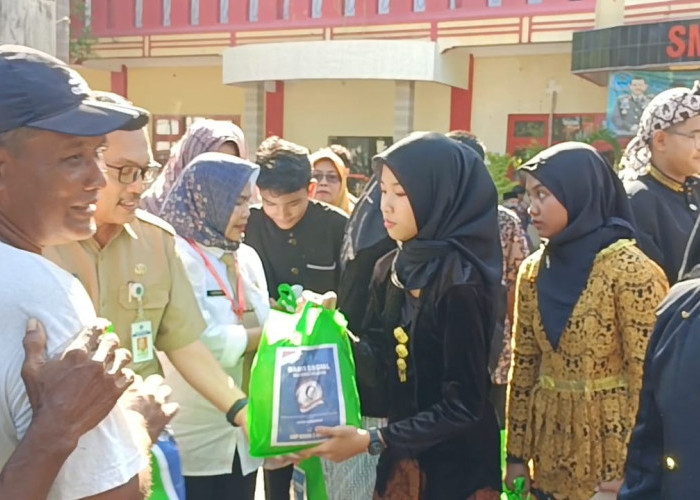 Peringati Hari Kartini, Sekda Brebes Ikut Bagikan 300 Paket Sembako ke Warga Kurang Mampu