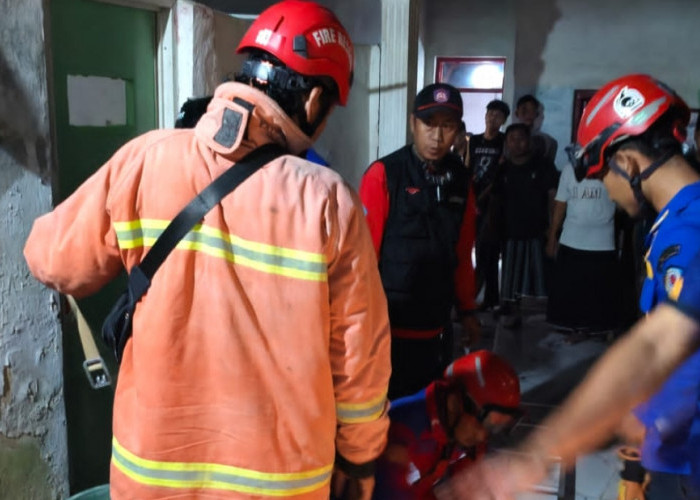 Damkar Lakukan Evakuasi Pria di Brebes yang Terjebur Sumur