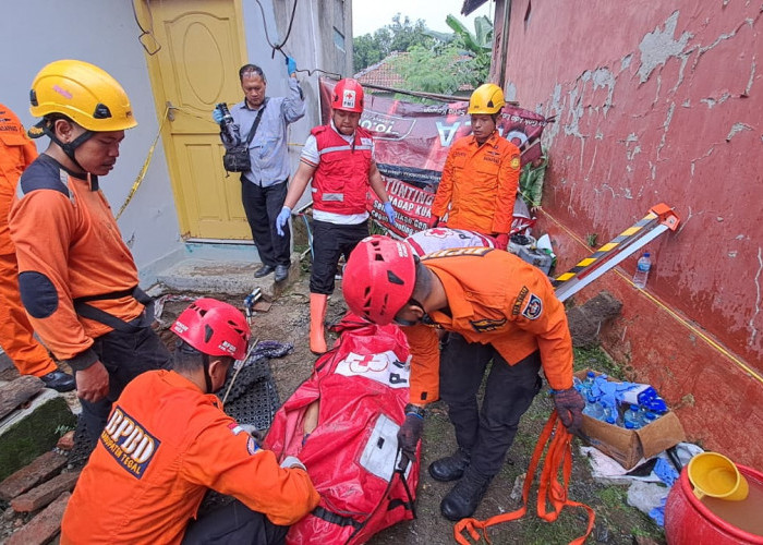 Relawan BPBD Evakuasi Korban Meninggal di dalam Sumur 
