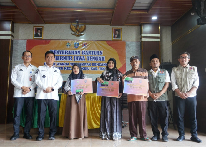 Rumah Rusak Berat, Korban Tanah Bergerak Kajen Tegal Terima Bantuan Stimulan Rp15 Juta