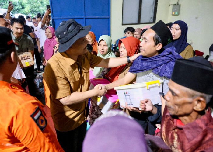 Gubernur Jateng Temui Pengungsi Tanah Bergerak di Tegal, Segera Siapkan Huntara