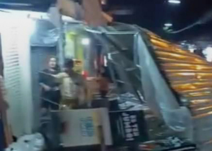 Pasar Sawojajar Brebes Diterjang Angin Kencang, 7 Atap Kanopi Ruko Rusak