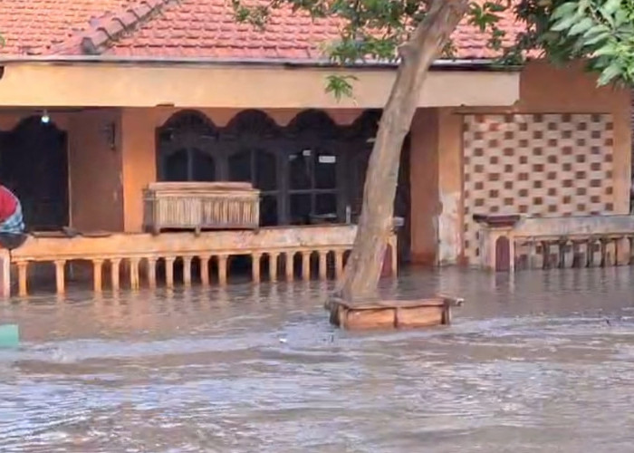 Hari Kedua Banjir di Brebes, Meluap ke 3 Kelurahan dengan Ketinggian Sepaha Orang Dewasa