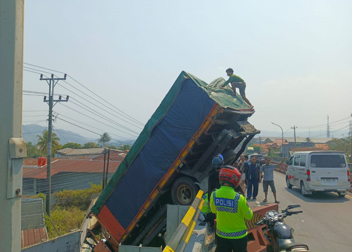 Dua Truk Terjun Bebas, Insiden Kecelakaan Maut Flyover Kretek Brebes Bikin Geger