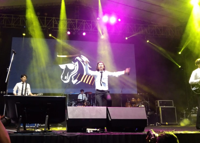 Band Vierratale Sukses Hipnotis Ribuan Penonton di Tegal, Fans Histeris Dengar Lagu Kenangan 