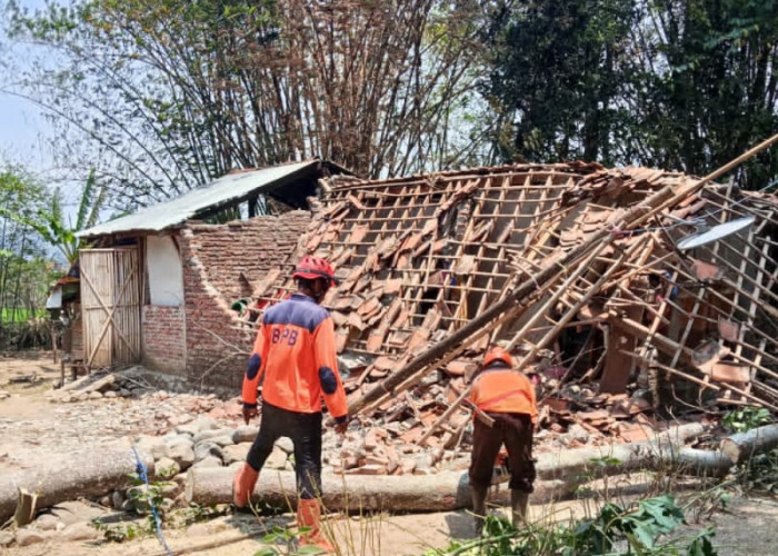 Angin Kencang Terjang Tonjong Brebes, Pohon Timpa Rumah hingga Rusak Berat