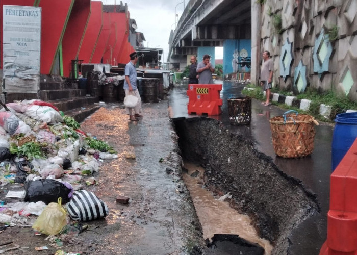 Talud Pengaman Jalan Nasional Sepanjang 10 Meter Ambrol Diterjang Banjir Sungai Grengseng Brebes