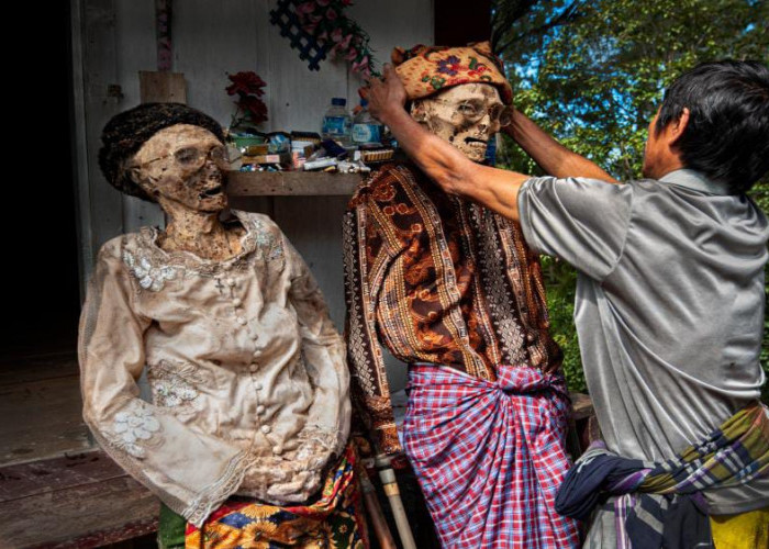 Mengenang Leluhur, Tradisi Kematian Suku Toraja Ini Pakaikan Baju Baru untuk Mayat