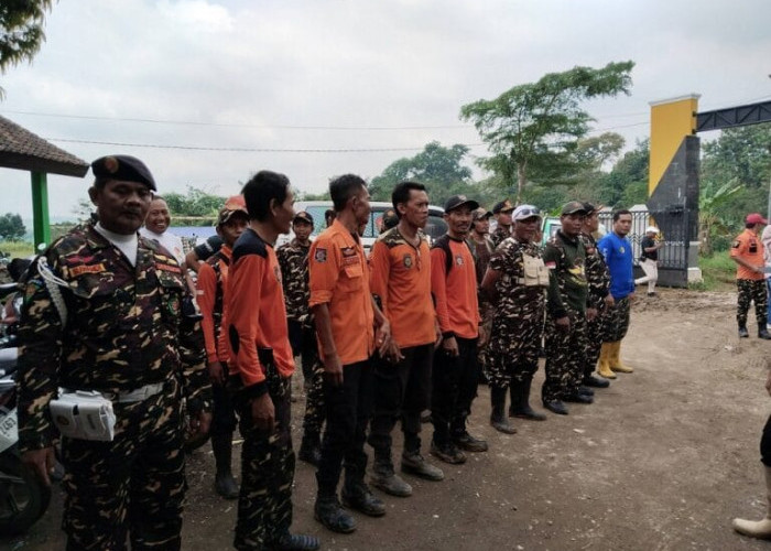 Zona Merah Tanah Bergerak Padasari: Rumah Warga Miring dan Retak, Relawan Fokus Amankan Aset