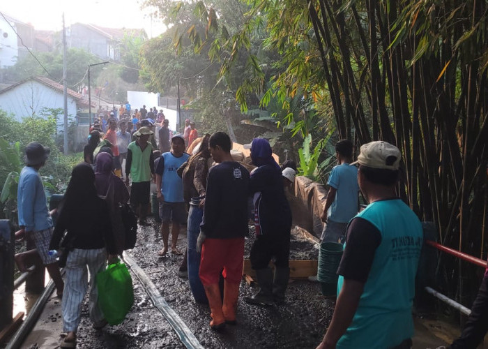Dana Desa Diefisiensi, Warga Jembayat Kabupaten Tegal Patungan Perbaiki Jalan