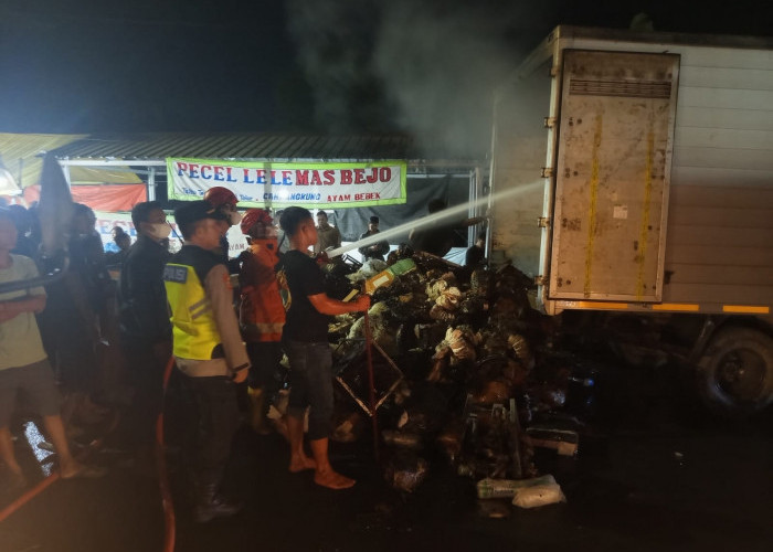 Truk Ekspedisi J&T Cargo Terbakar di Tegal, Sejumlah Barang Rusak