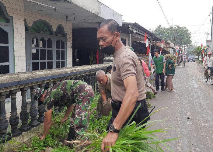 Cegah Banjir, Anggota TNI-Polri di Tegal Bersihkan Saluran Mampet