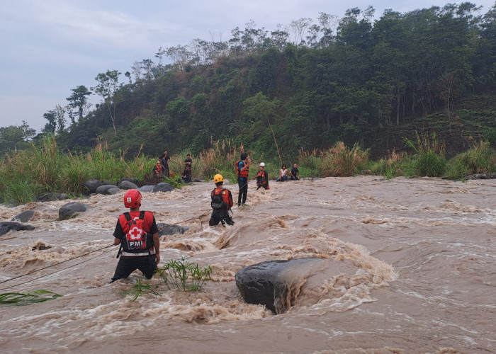 Berlangsung Dramatis, 10 Mahasiswa yang Terjebak di Sungai Gung Tegal Berhasil Dievakuasi