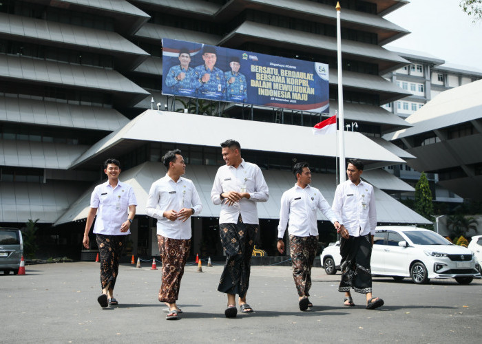 Dongkrak UMKM, Kebijakan Sarung Batik di Pemprov Jateng Menuai Pujian 