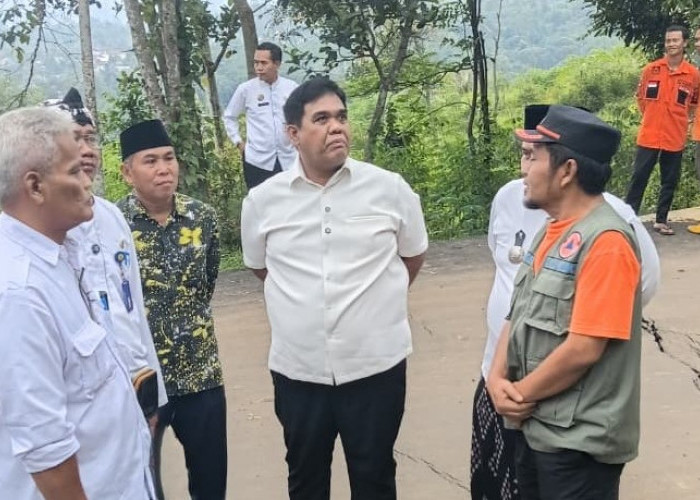 Akses Bojong-Jatinegara Terhambat Tanah Bergerak, BPBD Kabupaten Tegal Imbau Warga Waspada