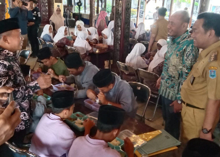 Hari Pers Nasional, 100 Anak Panti Asuhan Ikuti Makan Bergizi Gratis di Tegal