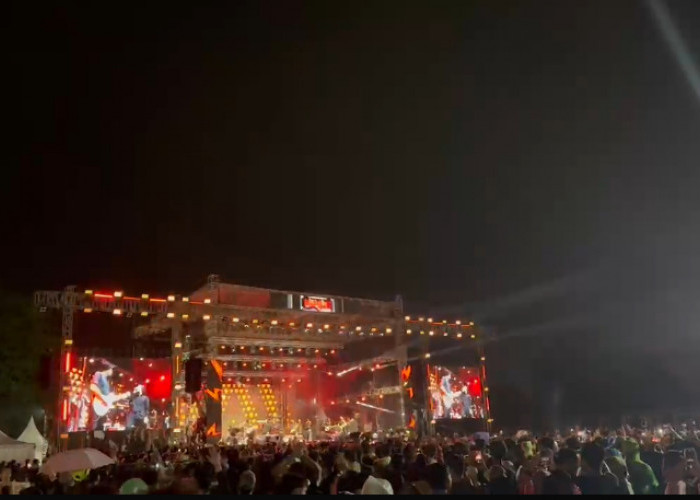 Dramatis! Konser Dewa 19 di Brebes Berlangsung di Tengah Gerimis 