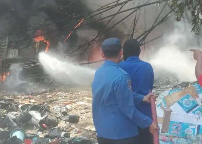 Kepulan Asap Hitam Bikin Geger, Gudang Rongsok di Pangkah Tegal Ludes Dilalap Si Jago Merah