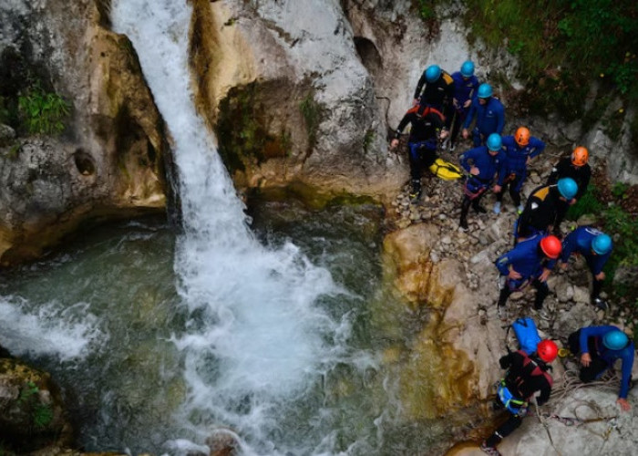 Uji Adrenalin Wisata Canyoning di Jawa Tengah dengan View Memuaskan