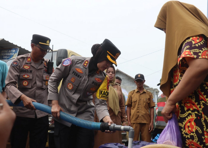 Atasi Kekeringan, Polres Tegal Guyur 25.000 Liter Air Bersih untuk Warga Karangmalang