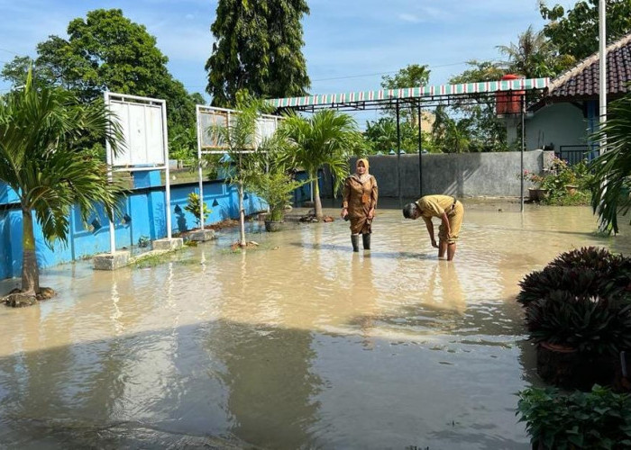 Terkepung Banjir, SMPN 3 Bulakamba Brebes Terpaksa Terapkan Pembelajaran Daring