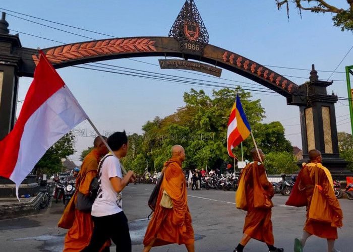 Biksu Thailand Bawa 3 Bendera saat Ritual Thudong, Ternyata Ini Maknanya