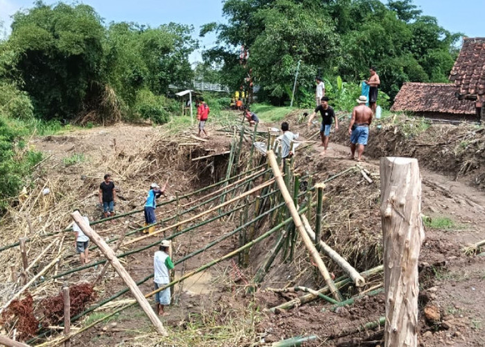 Tanggul Sungai Cisanggarung di Desa Babakan Brebes Longsor, Warga Khawatir Ada Longsor Susulan