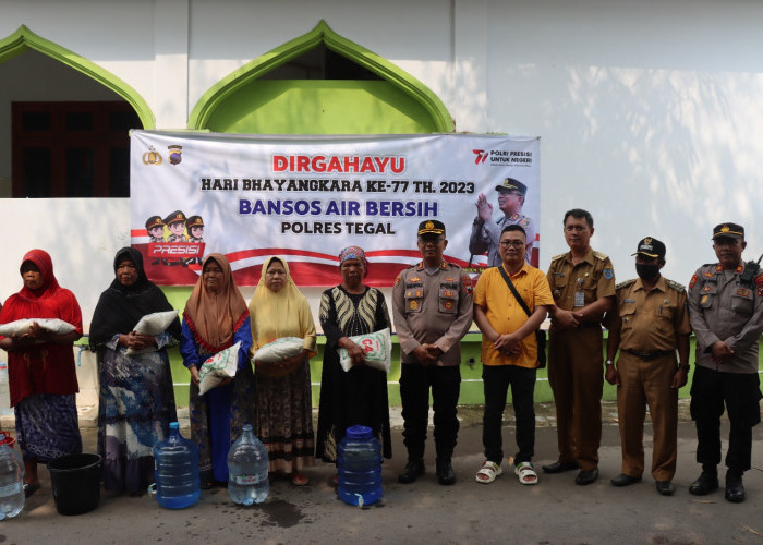 Hari Bhayangkara ke-77, Polres Tegal Gelontorkan Bantuan Air Bersih dan Sembako di Sidakaton