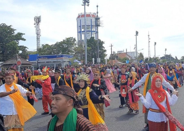Gunakan Pakaian Adat Se-Nusantara, 6.000 Orang Berlenggak-lenggok di Pusat Kota Tegal, Peringati Sumpah Pemuda