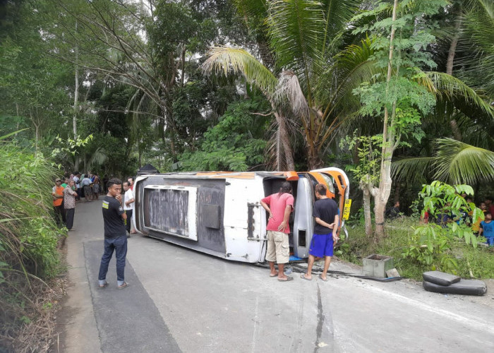 Terguling di Jalan, 18 Orang Terluka dalam Kecelakaan Bus Rombongan Hajatan di Banyumas 