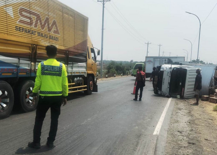 Hindari Motor, Truk Box Terguling di Jalingkut Margadana Tegal