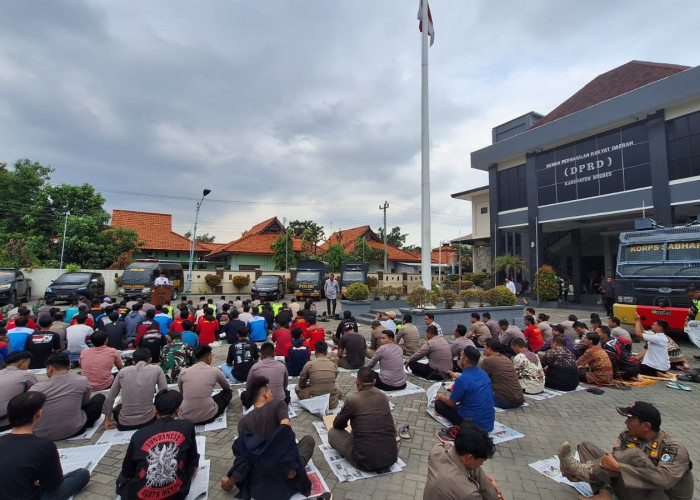 Demo di Brebes, Anggota DPRD Buruh dan Aparat Keamanan Jumatan Bersama