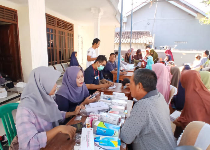 Ratusan Warga Ikut Pengobatan Gratis yang Digelar PDI Perjuangan Brebes