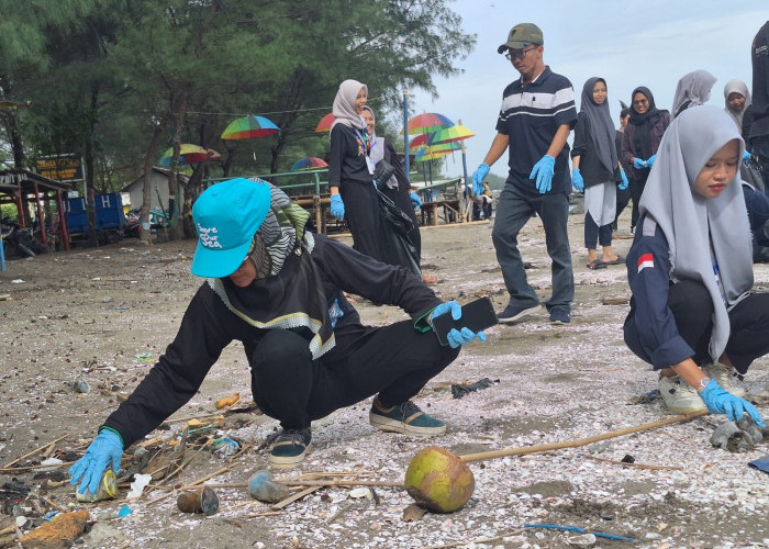 HIMASI UPS Bersih Sampah Pantai Kampung Tirang Tegal Bersama DLH