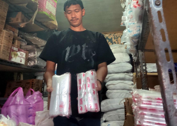 Harga Plastik di Pemalang Naik hingga Rp52 Ribu Per Kilogram, Pedagang Dikomplain Konsumen