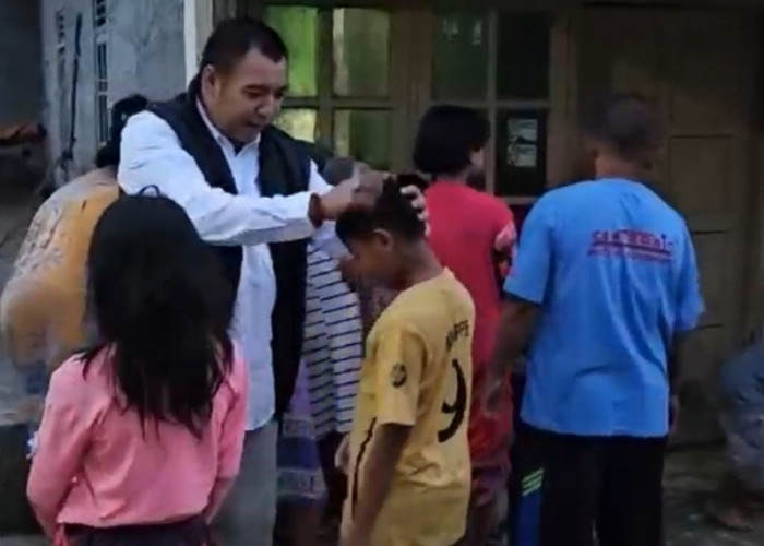 Bersama Pemkab, Anggota DPRD Brebes Pamor Wicaksono Bagikan Sembako ke Korban Banjir