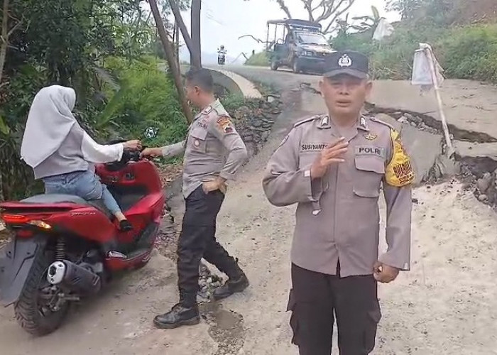 Jalan Raya Batunyana-Danasari Tegal Amblas Sedalam 1 Meter, Arus Lalu Lintas Dialihkan