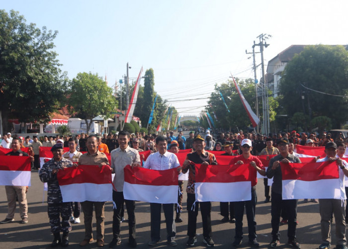 Sambut HUT ke-79 RI, Pemkot Tegal Bagi-bagi 2.800 Bendera Merah Putih
