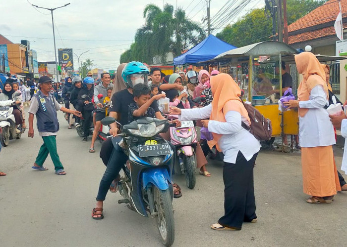 Wujud Kepedulian di Bulan Ramadan, Dharma Wanita Comal Pemalang Bagikan Takjil kepada Warga