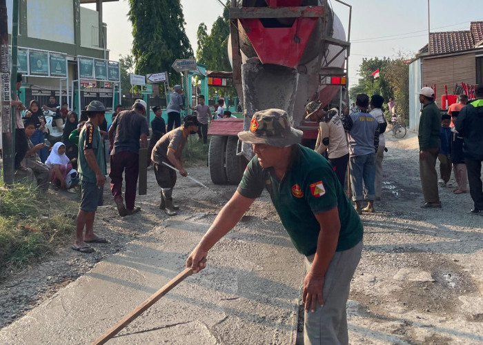 Tak Kunjung Diperbaiki, Warga Slatri Swadaya Cor Jalan di Brebes 