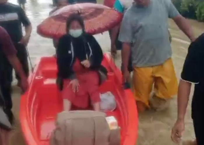 Perjuangan Ibu Hamil di Tegal: Terjang Banjir Sidaharja Pakai Perahu Demi Menuju Rumah Sakit