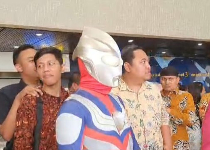 Viral! Jamaludin Malik Pakai Kostum Ultraman saat Pelantikan di Sidang DPR/MPR/DPD RI, Netizen Langsung Kritik