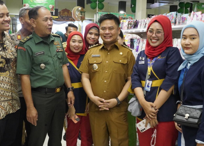 Bupati Tegal Ischak Resmikan Swalayan di Lebaksiu