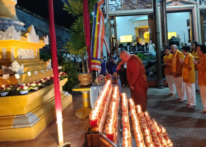 Paringati Hari Raya Waisak 2570 BE, Umat Buddha di Tegal Nyalakan Pelita Kebahagiaan dengan Pengawalan Polisi