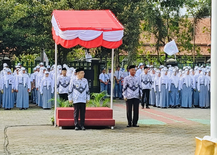 Pj Bupati Tegal Pimpin Upacara Peringatan HUT PGRI dan Hari Guru Nasional di SMAN 3 Slawi 